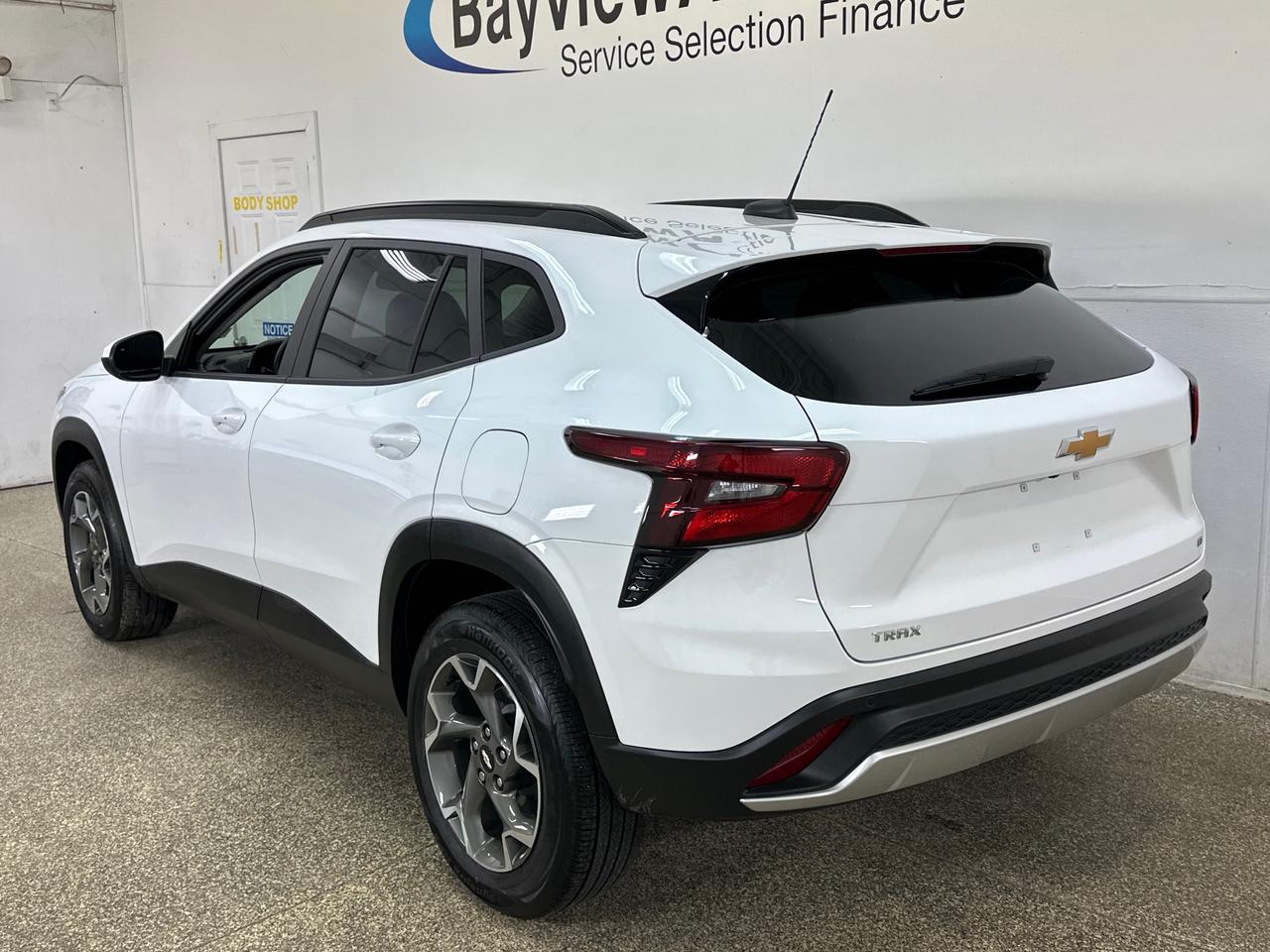 2025 Chevrolet Trax LT/SUNROOF/26KM/OFF 1 OWNER GMAC LEASE! Photo4