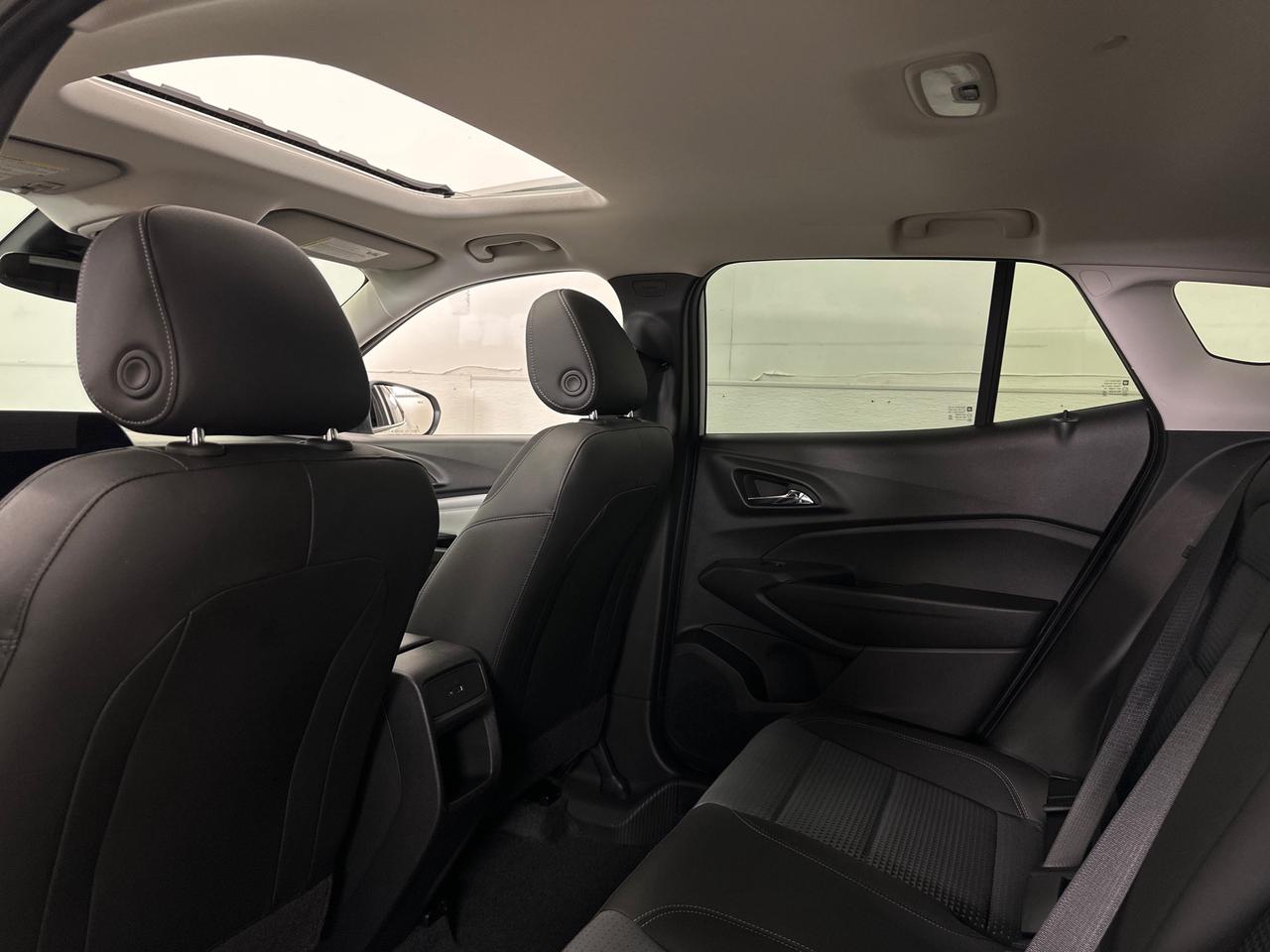 2025 Chevrolet Trax LT/SUNROOF/26KM/OFF 1 OWNER GMAC LEASE! Photo