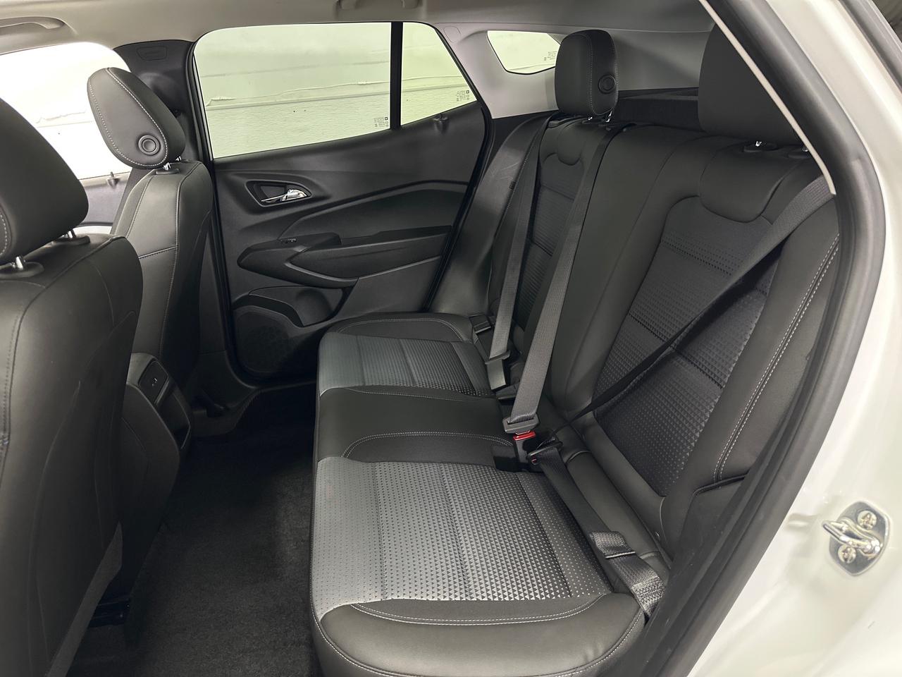2025 Chevrolet Trax LT/SUNROOF/26KM/OFF 1 OWNER GMAC LEASE! Photo