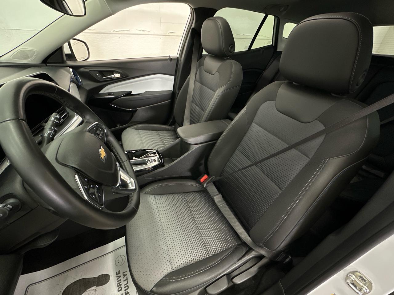 2025 Chevrolet Trax LT/SUNROOF/26KM/OFF 1 OWNER GMAC LEASE! Photo