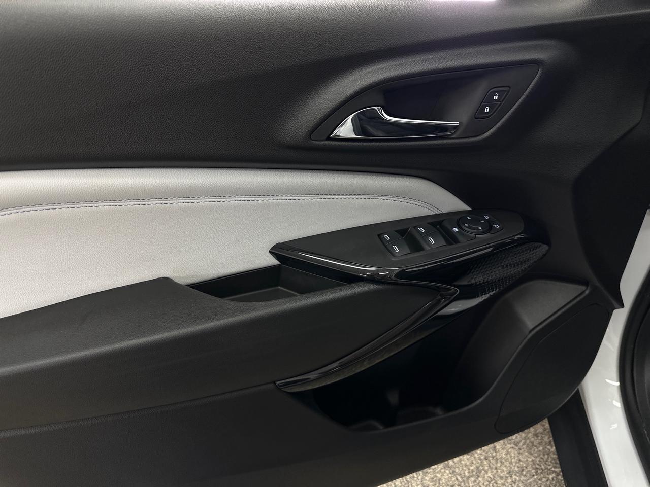 2025 Chevrolet Trax LT/SUNROOF/26KM/OFF 1 OWNER GMAC LEASE! Photo