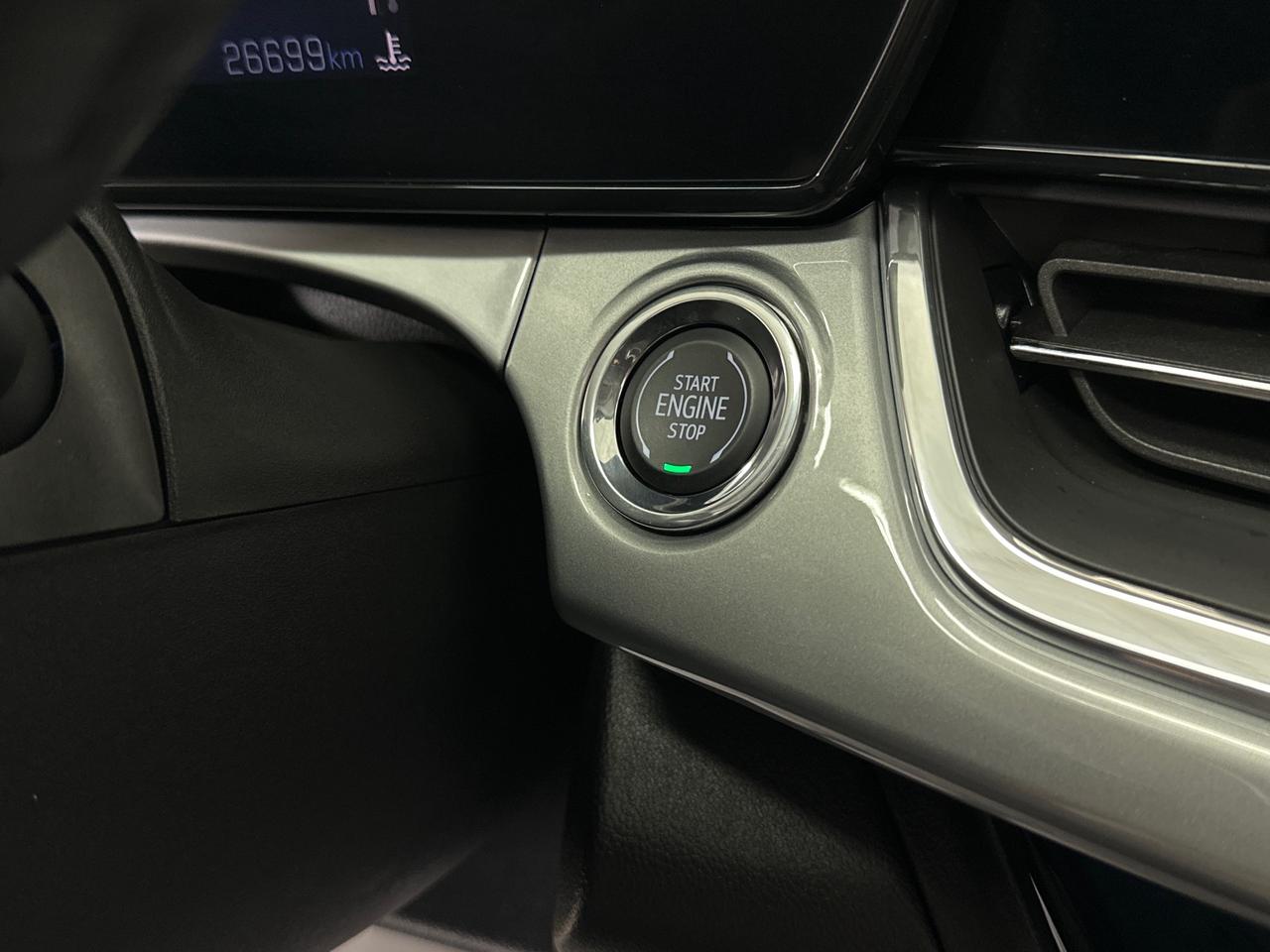 2025 Chevrolet Trax LT/SUNROOF/26KM/OFF 1 OWNER GMAC LEASE! Photo
