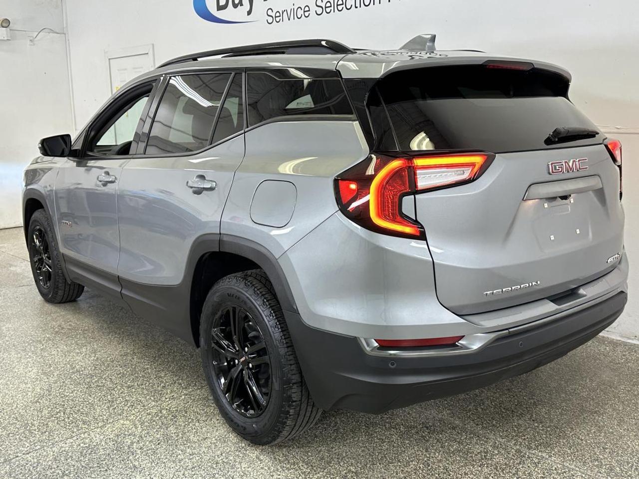 2024 GMC Terrain AT4/AWD/PANOROOF/LEATHER/NAVI/1 OWNER LEASE RETURN! Photo