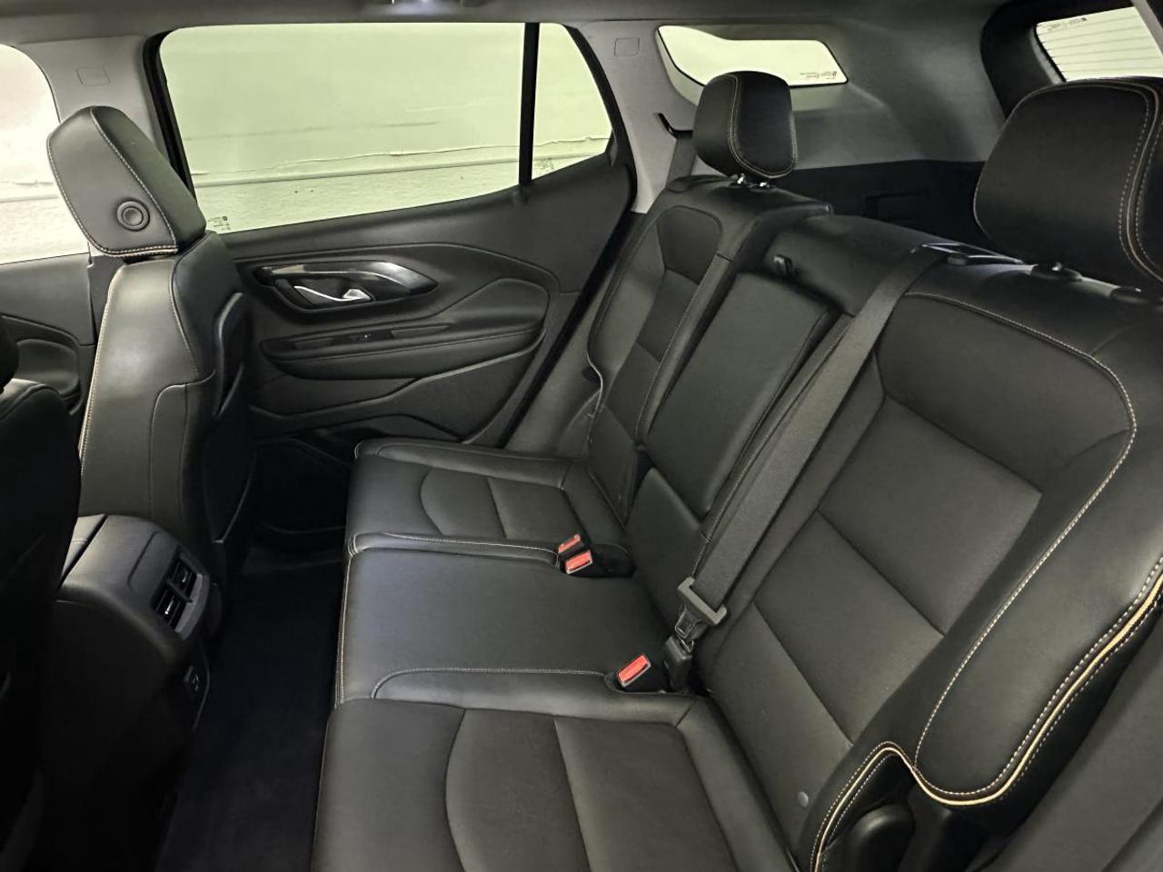 2024 GMC Terrain AT4/AWD/PANOROOF/LEATHER/NAVI/1 OWNER LEASE RETURN! Photo