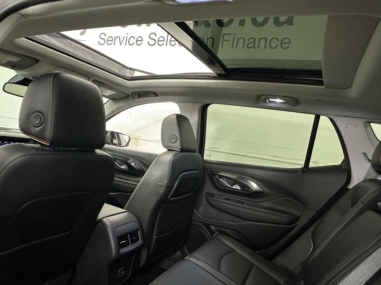 2024 GMC Terrain AT4/AWD/PANOROOF/LEATHER/NAVI/1 OWNER LEASE RETURN! Photo