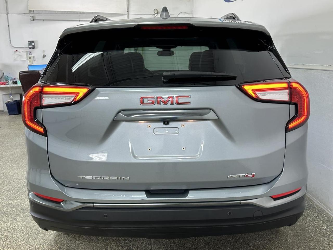 2024 GMC Terrain AT4/AWD/PANOROOF/LEATHER/NAVI/1 OWNER LEASE RETURN! Photo