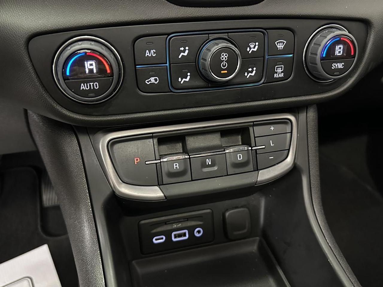 2024 GMC Terrain AT4/AWD/PANOROOF/LEATHER/NAVI/1 OWNER LEASE RETURN! Photo