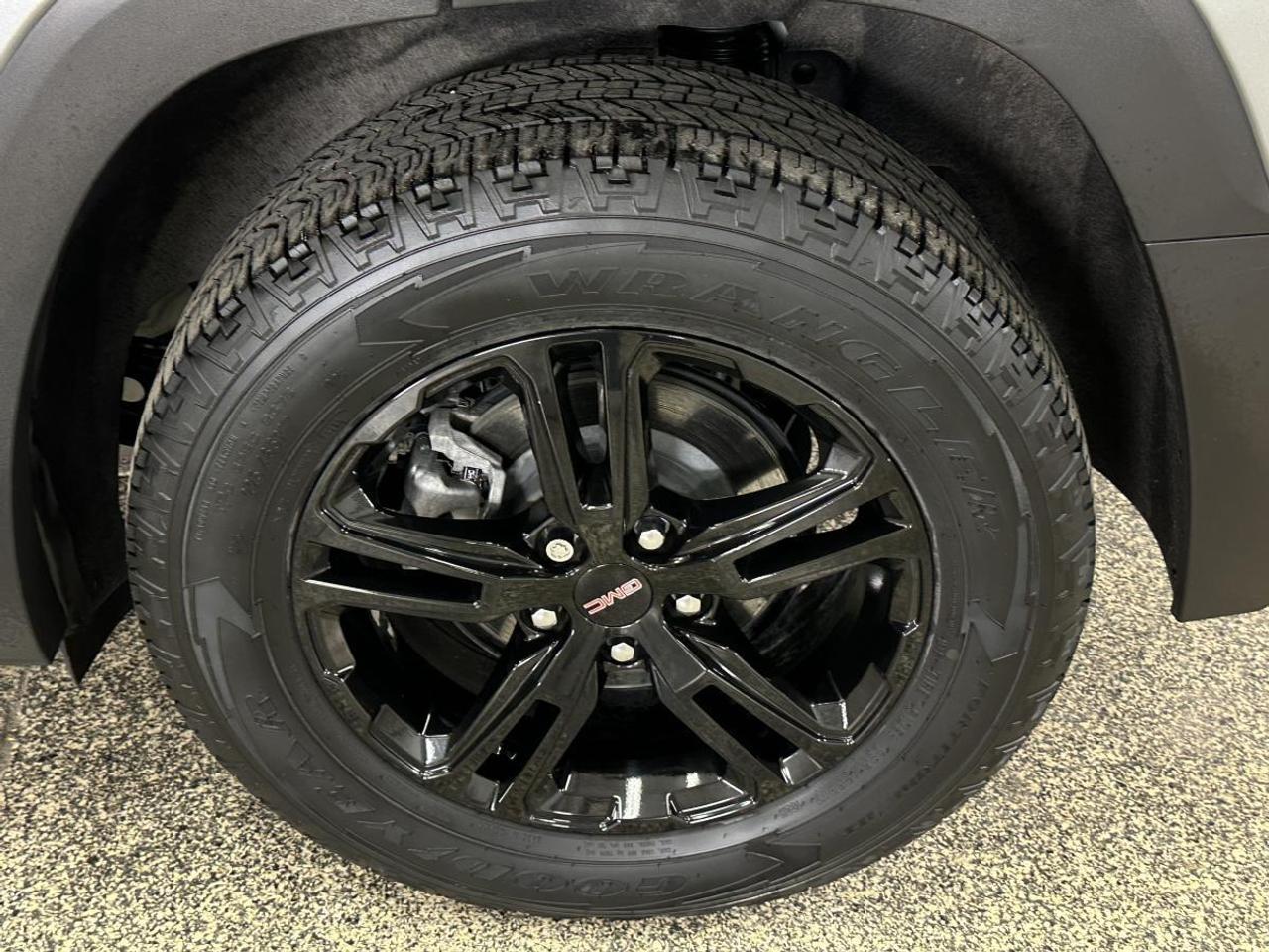 2024 GMC Terrain AT4/AWD/PANOROOF/LEATHER/NAVI/1 OWNER LEASE RETURN! Photo
