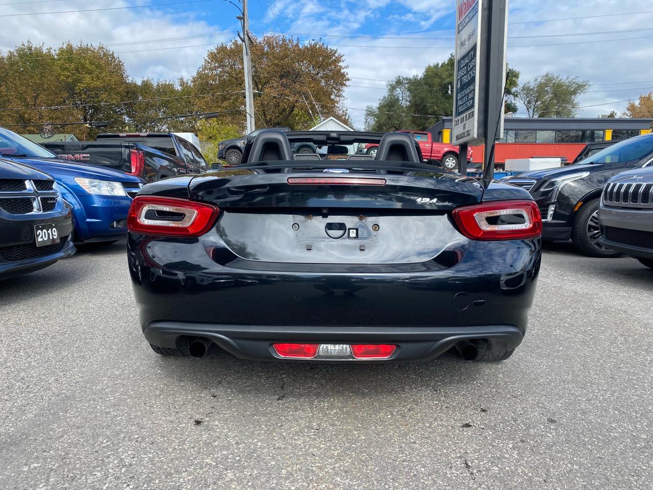 2017 Fiat 124 Spider Classica | Bluetooth Photo