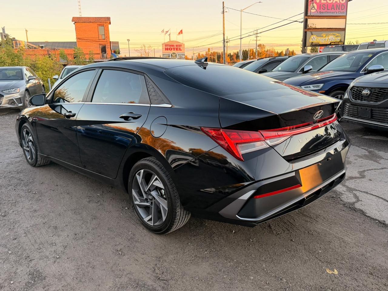 2026 Hyundai Elantra Luxury Photo3