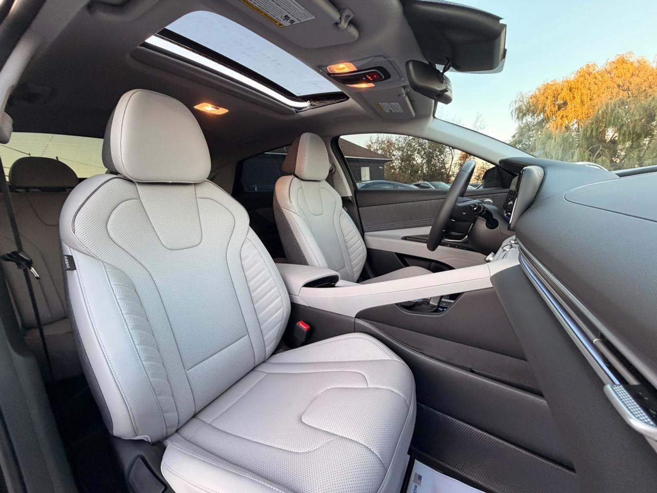 2026 Hyundai Elantra Luxury Photo