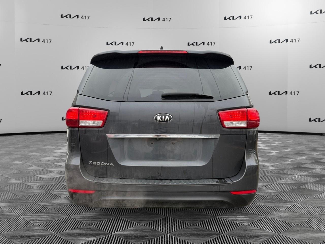 2017 Kia Sedona 4dr Wgn L Photo3