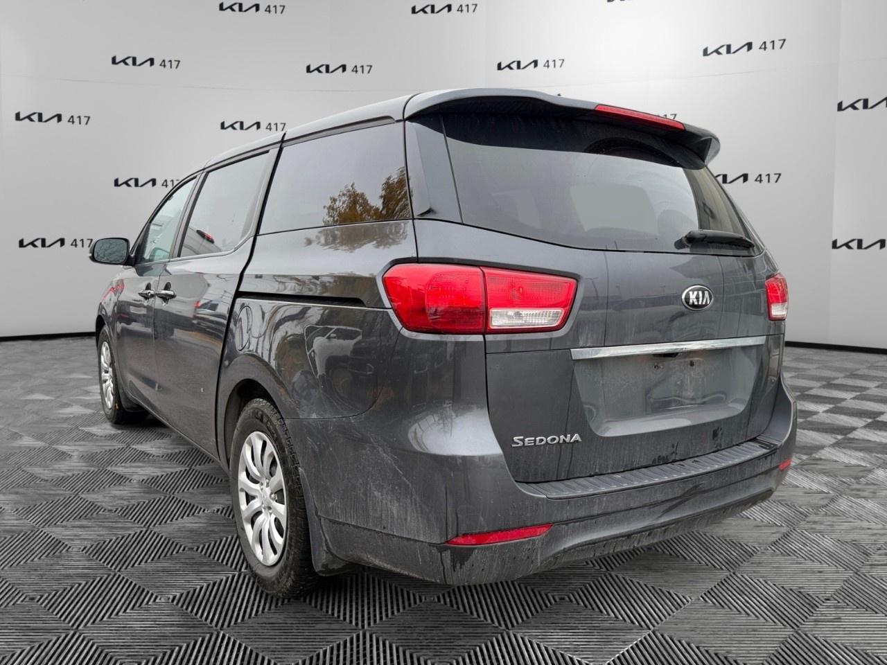 2017 Kia Sedona 4dr Wgn L Photo2