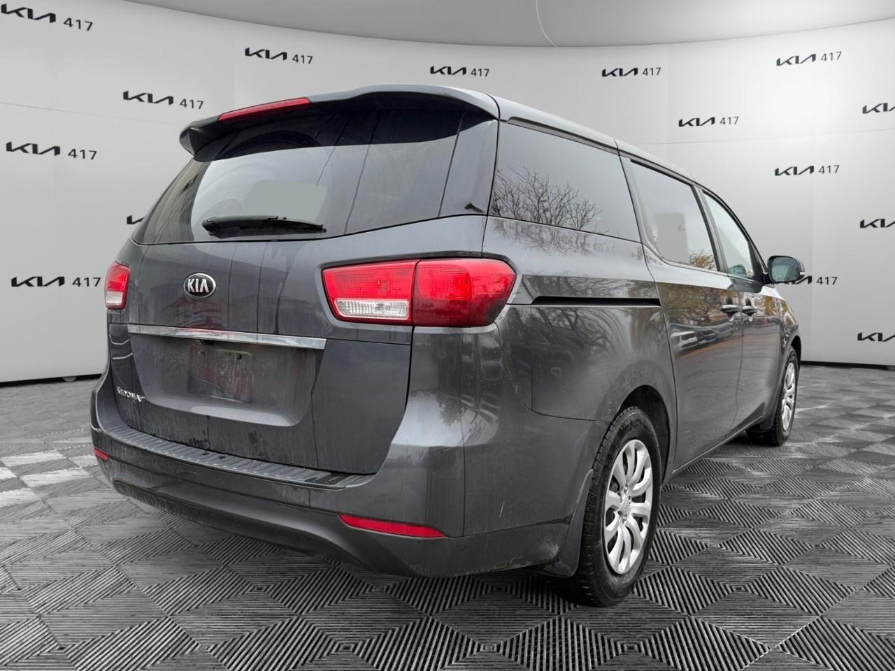 2017 Kia Sedona 4dr Wgn L Photo4