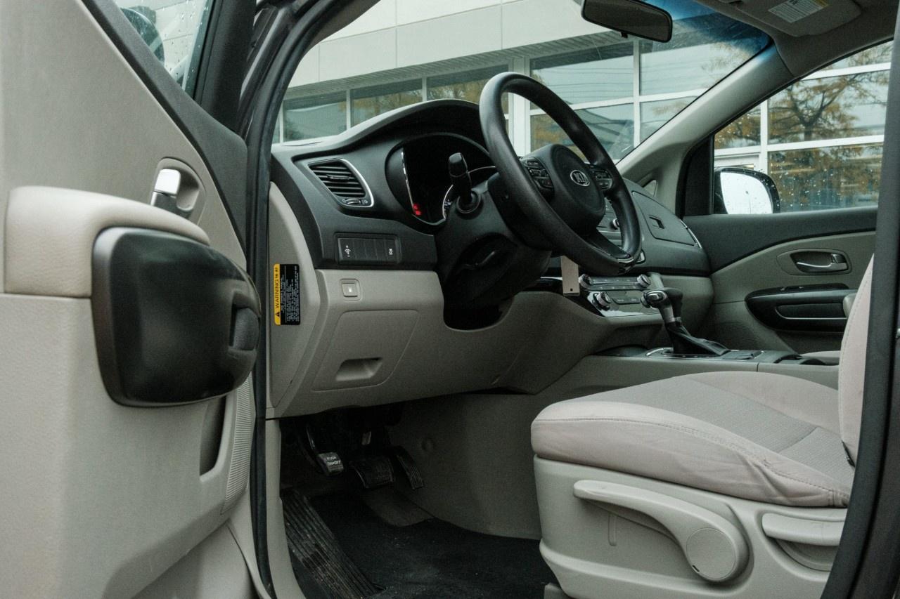 2017 Kia Sedona 4dr Wgn L Photo