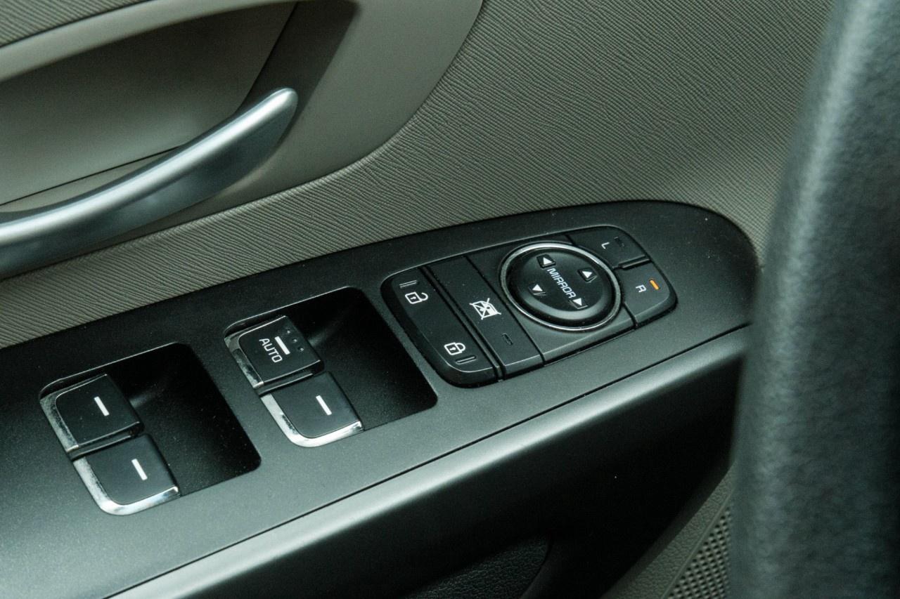2017 Kia Sedona 4dr Wgn L Photo