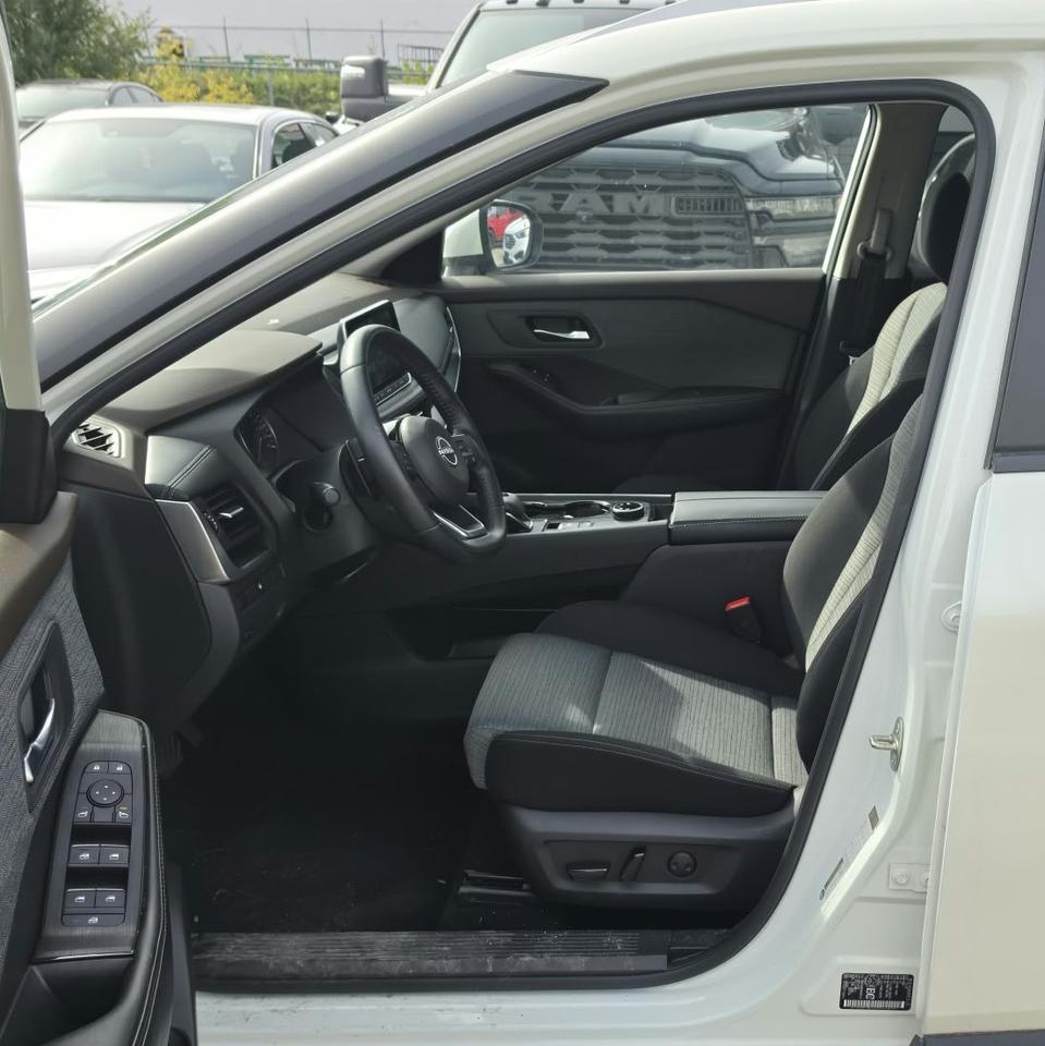 2023 Nissan Rogue SV / NO ACCIDENTS / PANO ROOF / 360 CAM / PWR SEAT Photo4