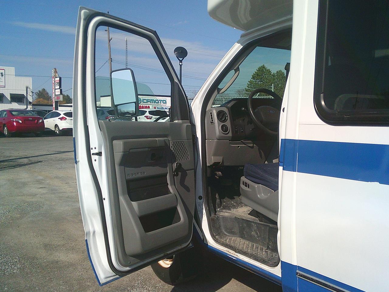 2017 Ford Econoline E-350 Super Duty Bus 158 DRW 7 PASS + WHEELCHAIR Photo