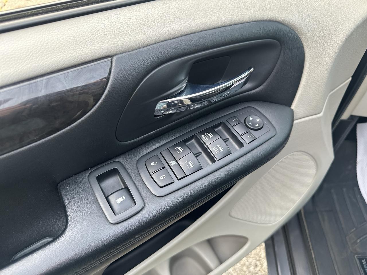 2017 Dodge Grand Caravan Crew Plus Photo