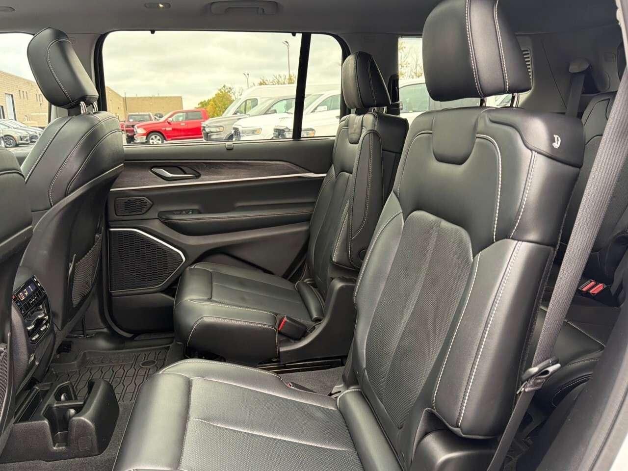 2022 Jeep Grand Cherokee LIMITED 4X4 Photo