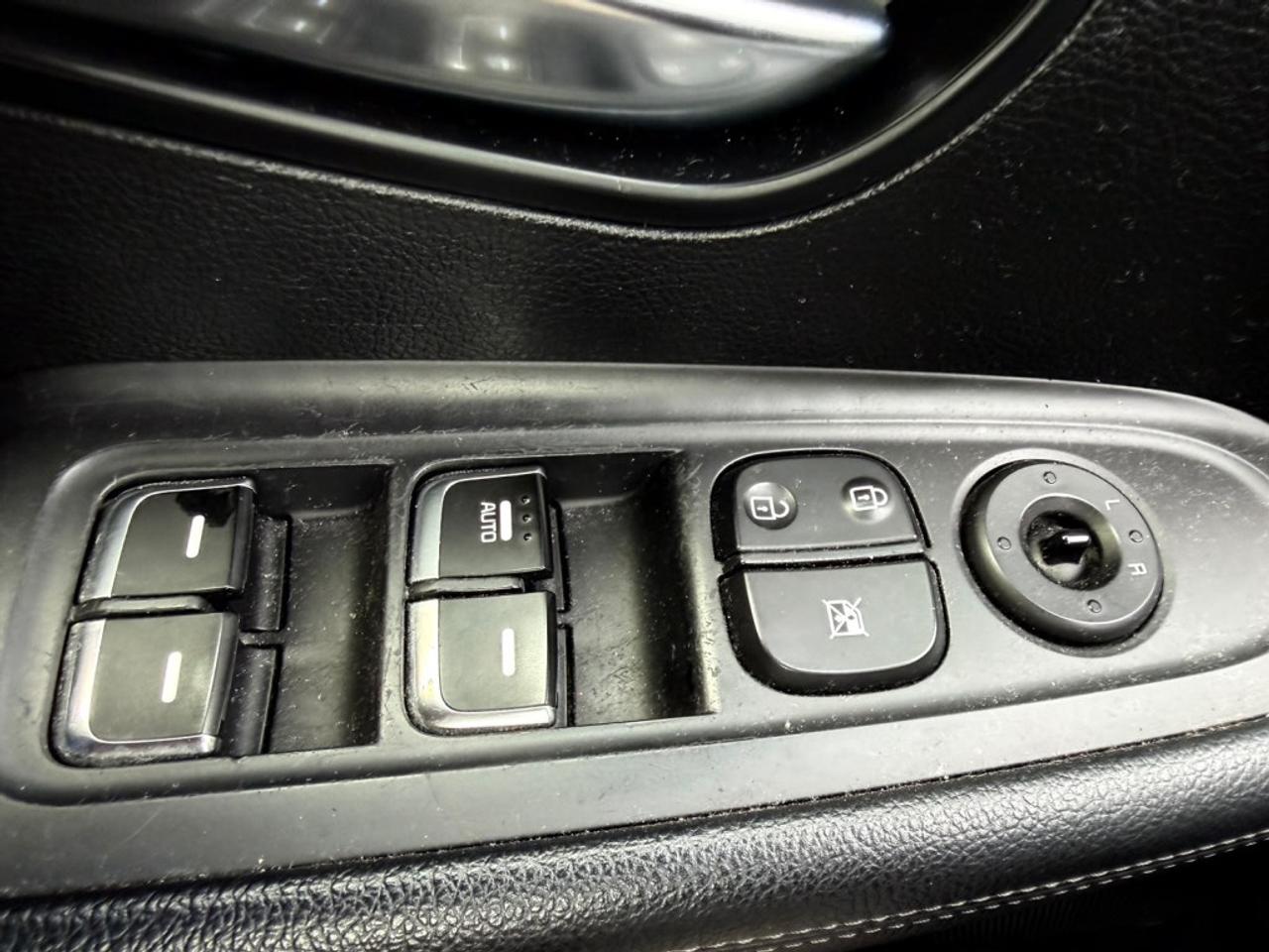 2014 Kia Rondo LX Photo