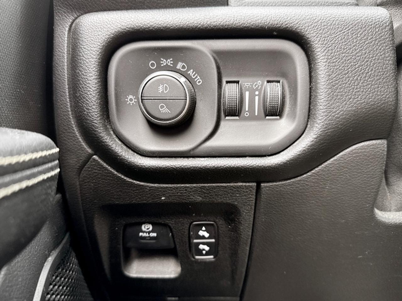 2019 RAM 1500 Sport  **CLEAN CARFAX - LOW KMS** Photo