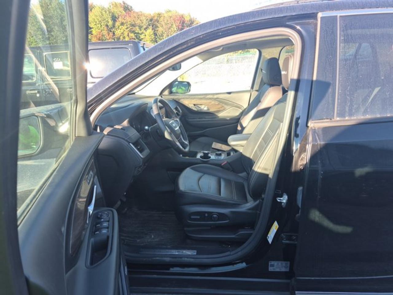 2024 GMC Terrain Denali AWD | Leather | Pano Roof | Heated Seats + Steering | Bose Audio | Remote Start | and More ! Photo