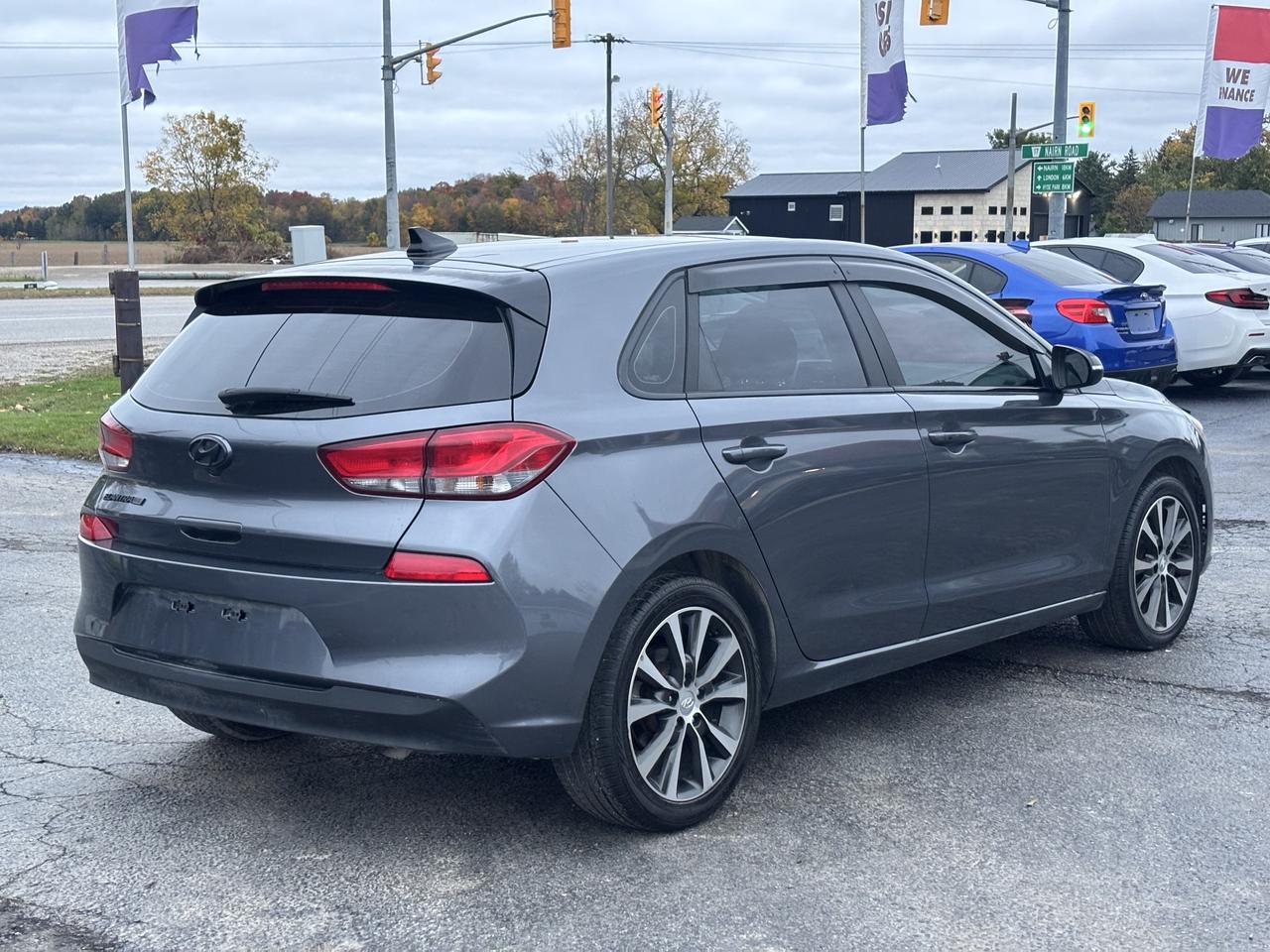 2020 Hyundai Elantra GT Luxury Auto Photo2
