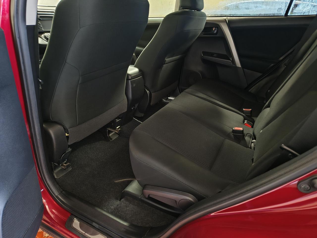2018 Toyota RAV4 LE Photo0