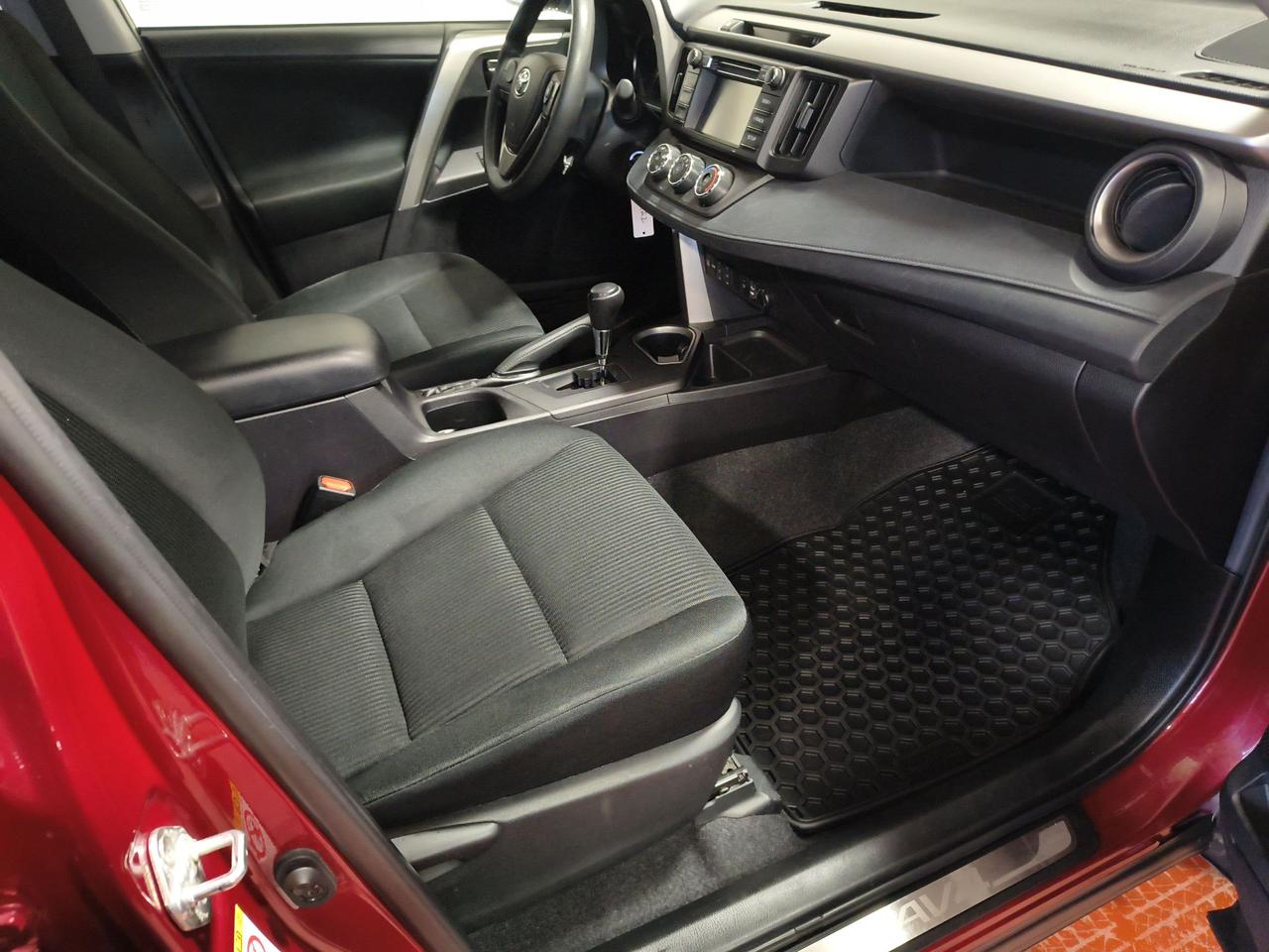 2018 Toyota RAV4 LE Photo0