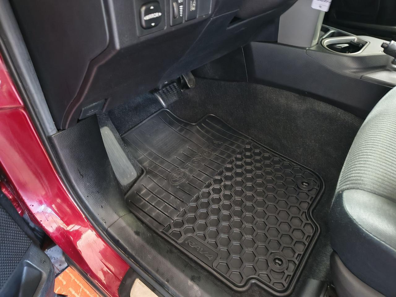 2018 Toyota RAV4 LE Photo0