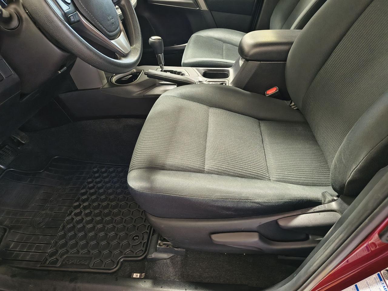 2018 Toyota RAV4 LE Photo0
