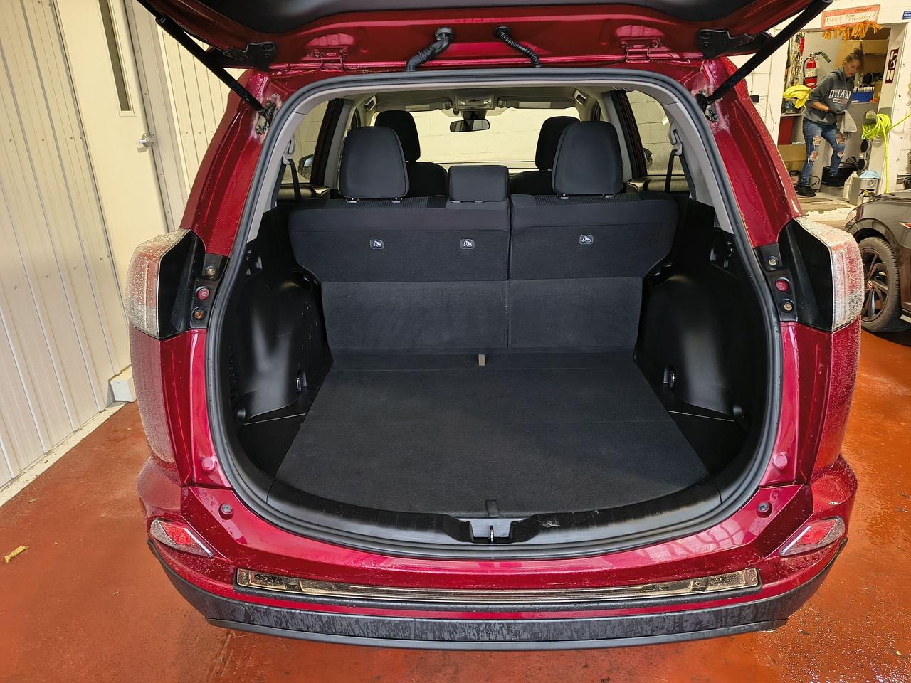 2018 Toyota RAV4 LE Photo0
