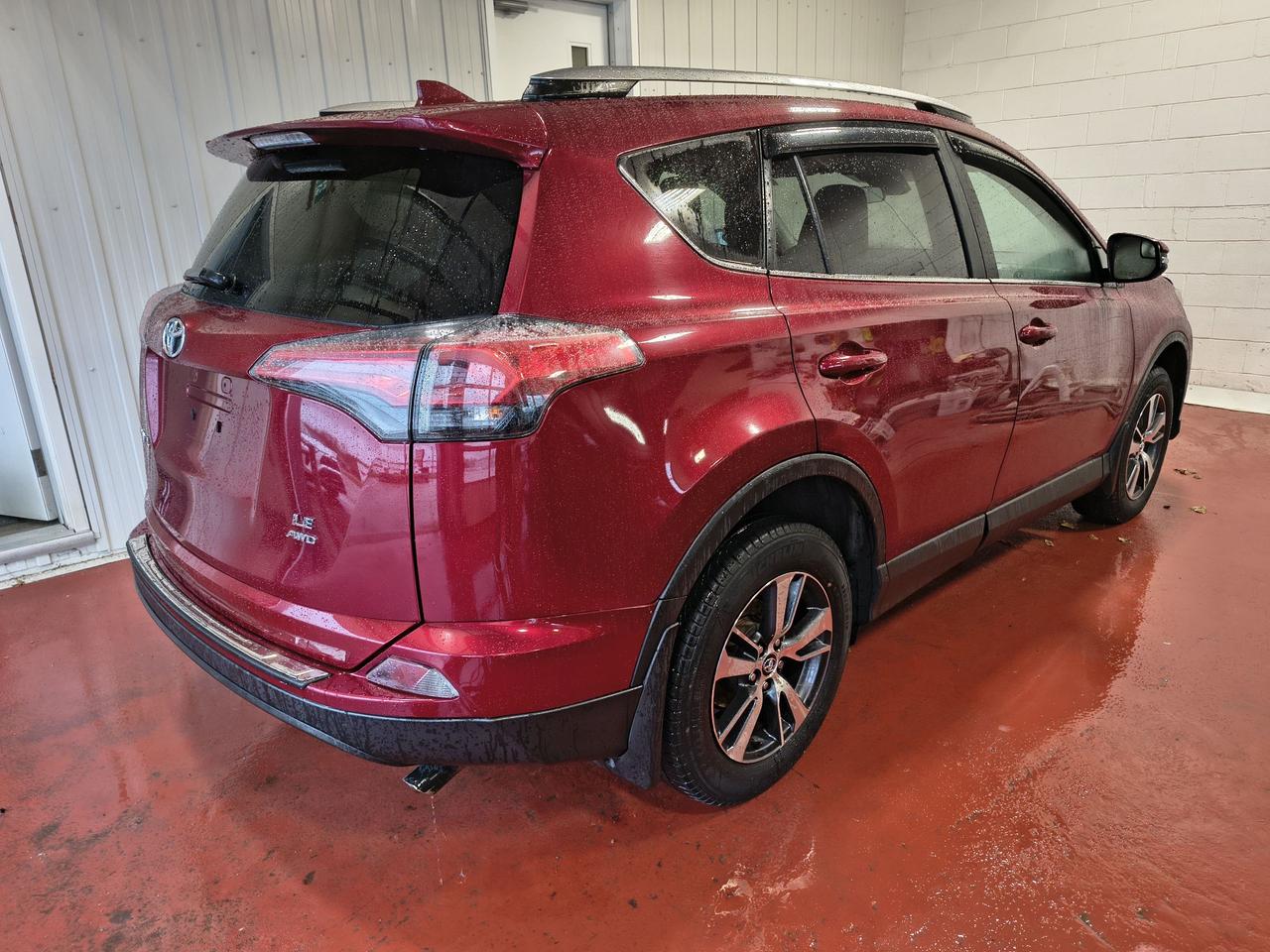 2018 Toyota RAV4 LE Photo0