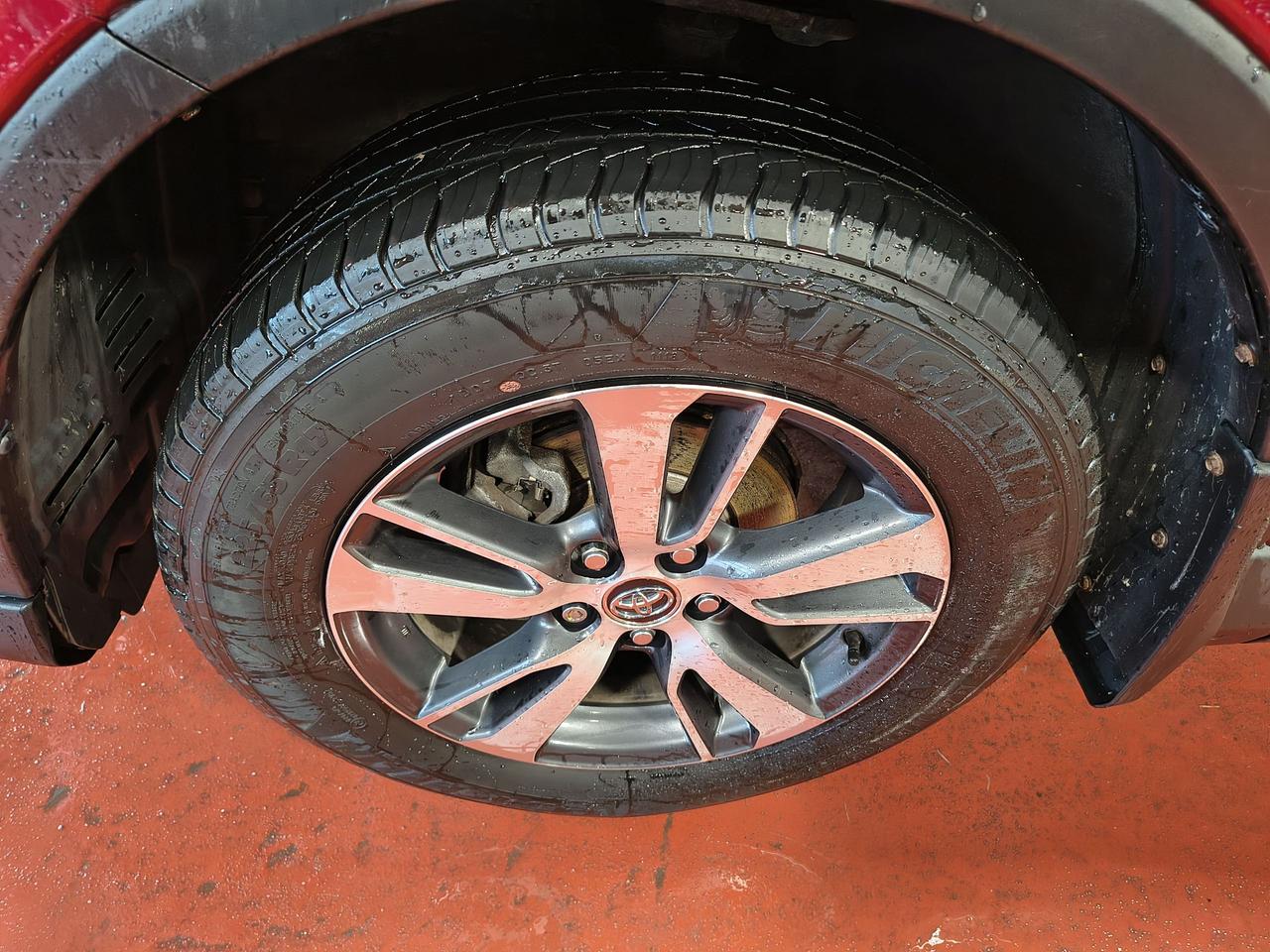2018 Toyota RAV4 LE Photo0