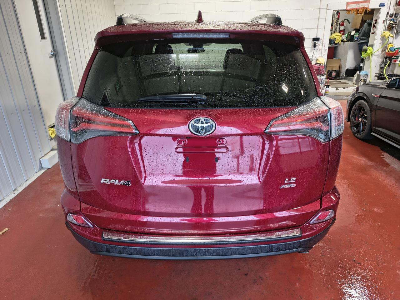 2018 Toyota RAV4 LE Photo0