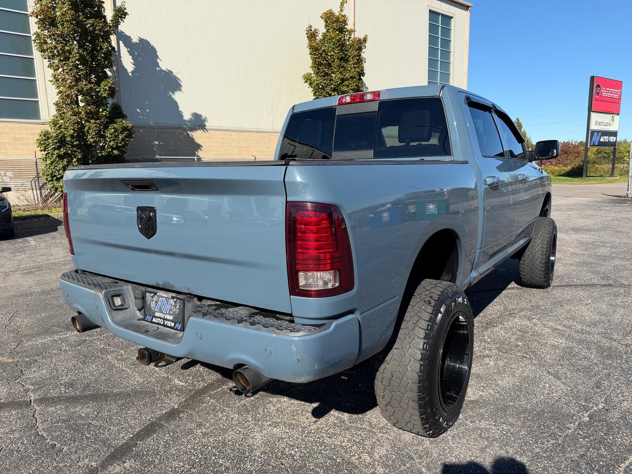 2015 RAM 1500 4WD Crew Cab 140.5" Sport Photo4