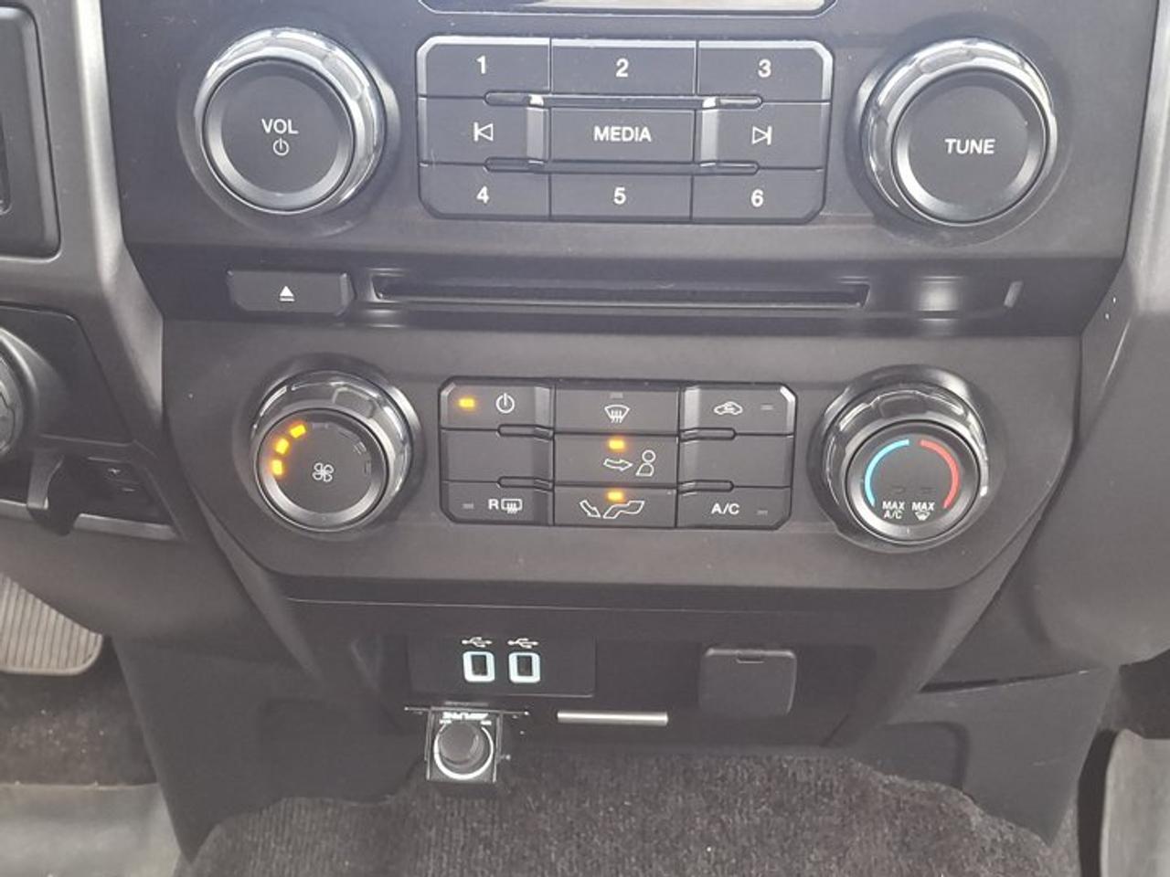 2018 Ford F-150 XLT Crew 4X4 | 5.0L V8 | 301A | XTR | Power Seat | CarPlay + Android | Rear Camera | and More ! Photo