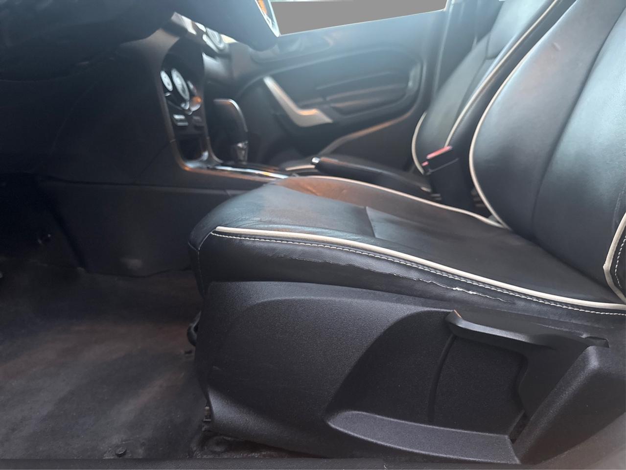 2011 Ford Fiesta SES Photo