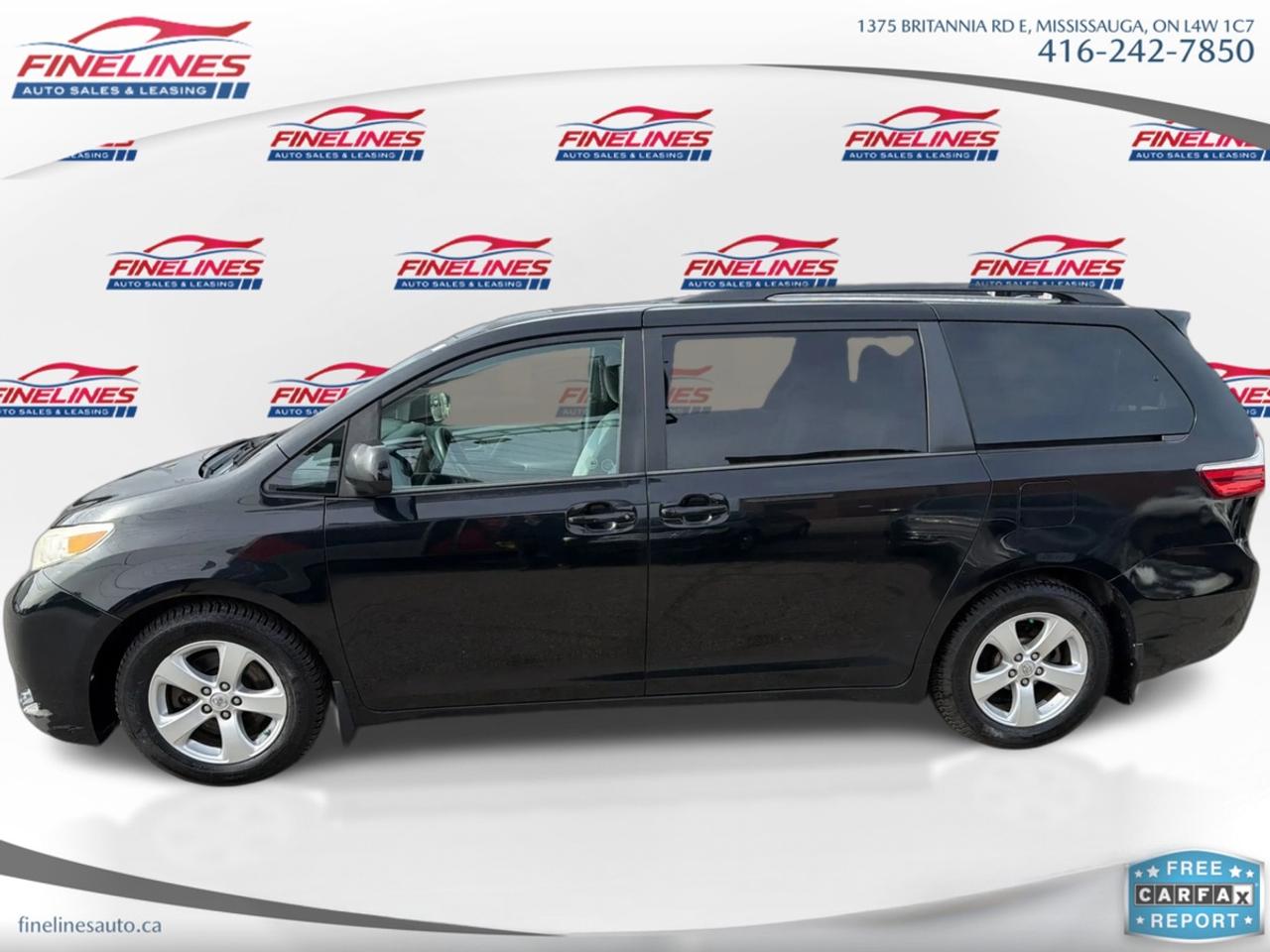 2015 Toyota Sienna LE Photo1