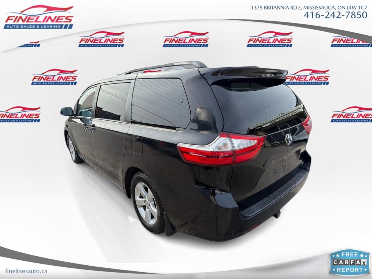 2015 Toyota Sienna LE Photo2