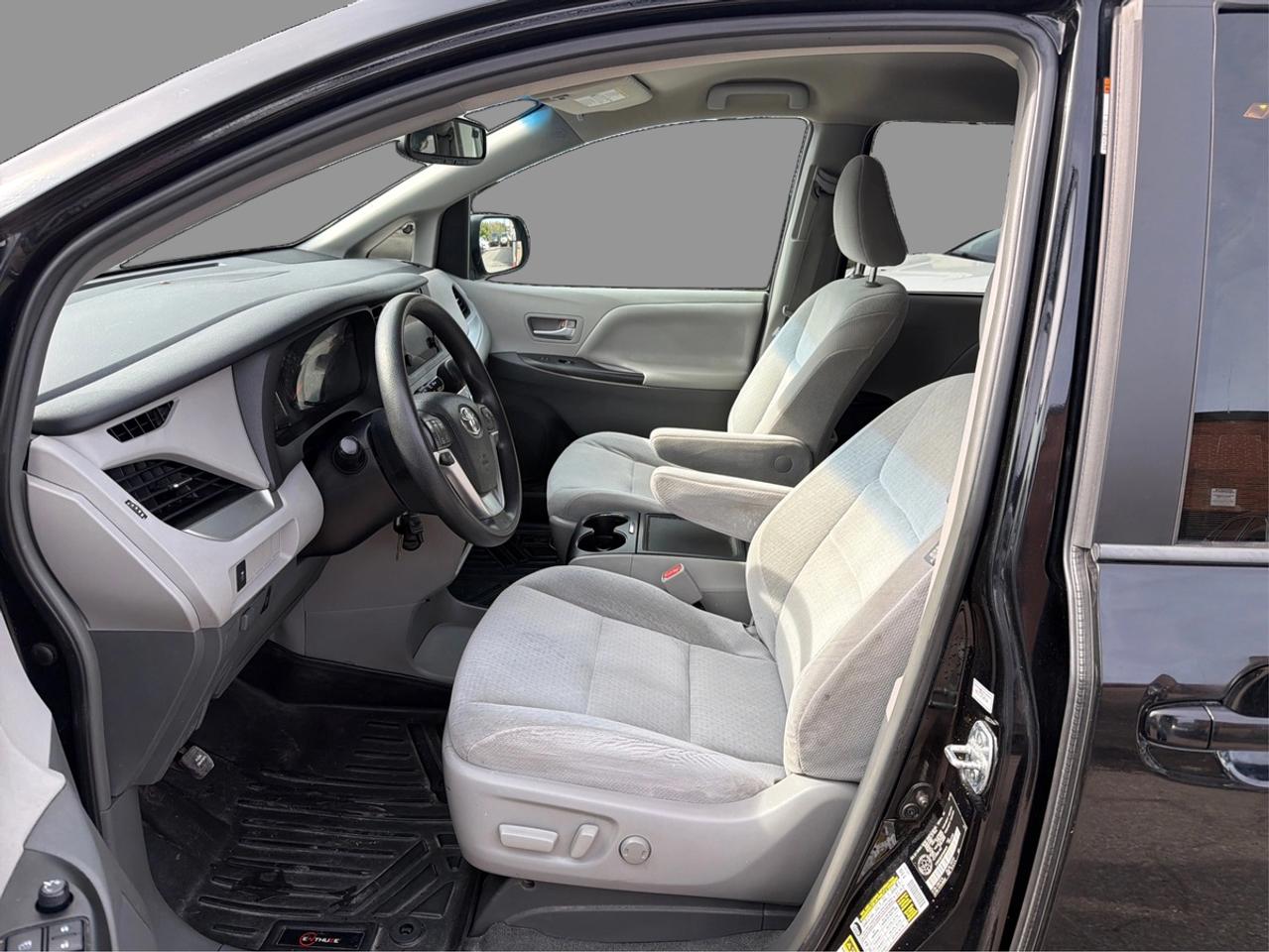 2015 Toyota Sienna LE Photo