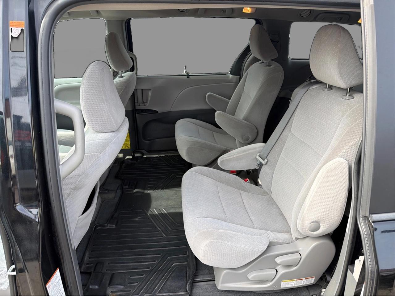 2015 Toyota Sienna LE Photo