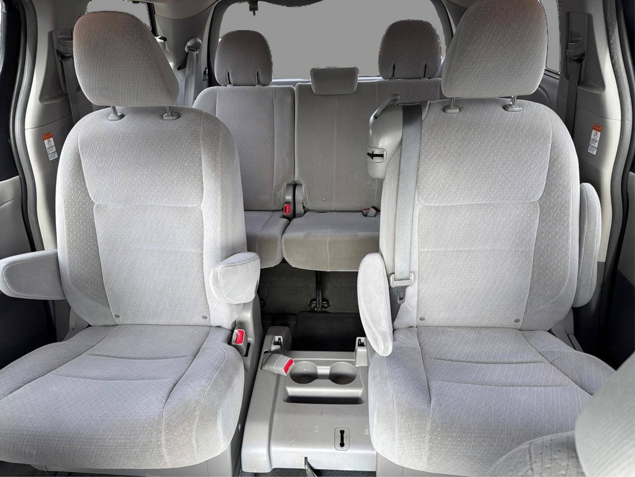 2015 Toyota Sienna LE Photo