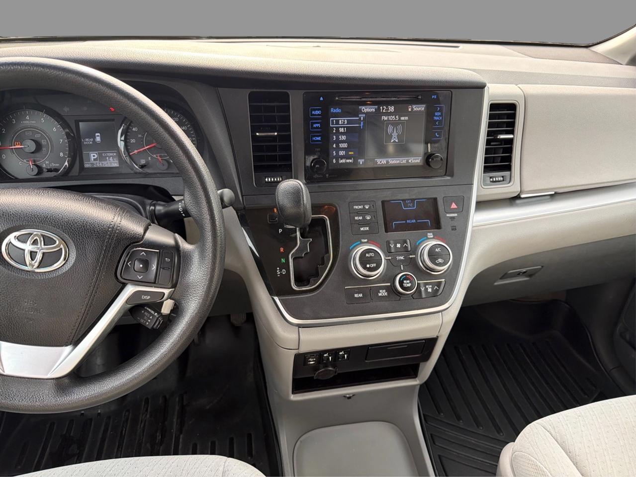 2015 Toyota Sienna LE Photo