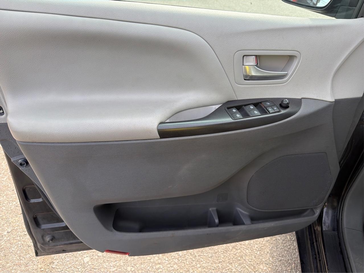2015 Toyota Sienna LE Photo