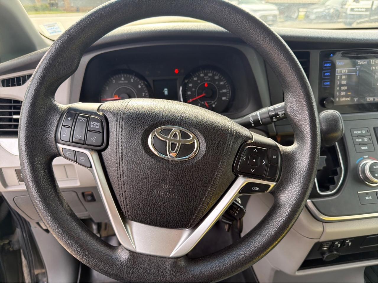 2015 Toyota Sienna LE Photo
