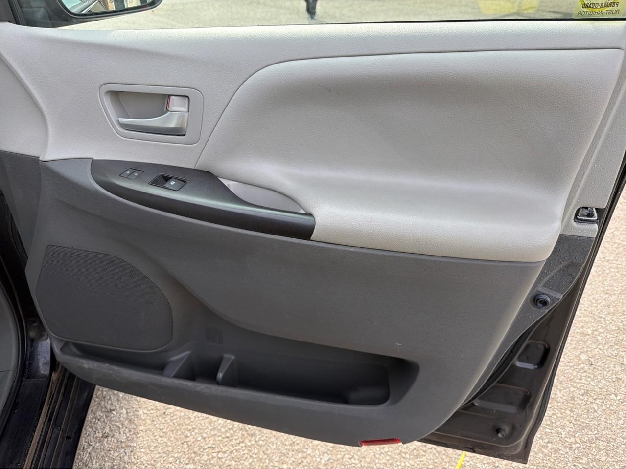 2015 Toyota Sienna LE Photo