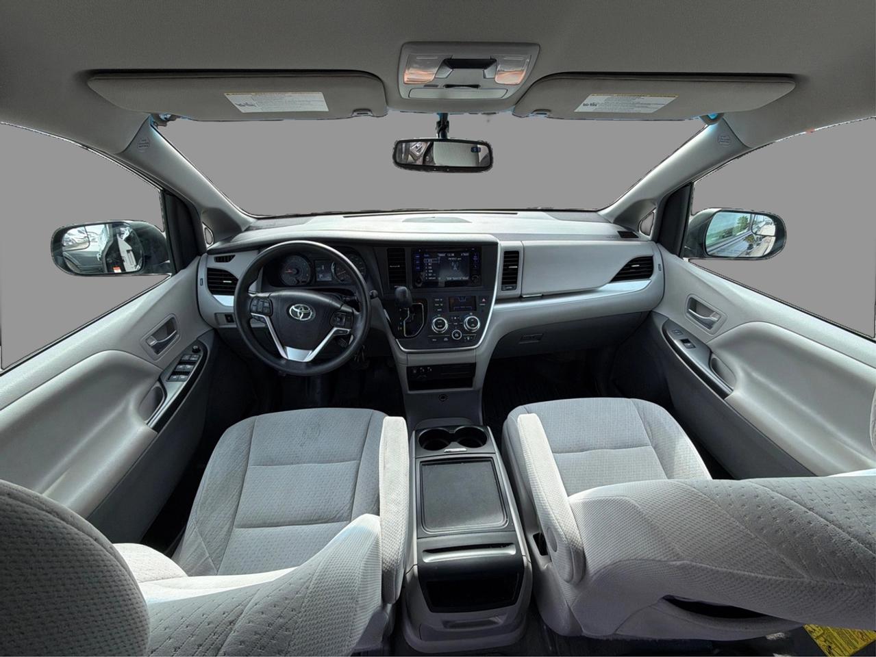 2015 Toyota Sienna LE Photo