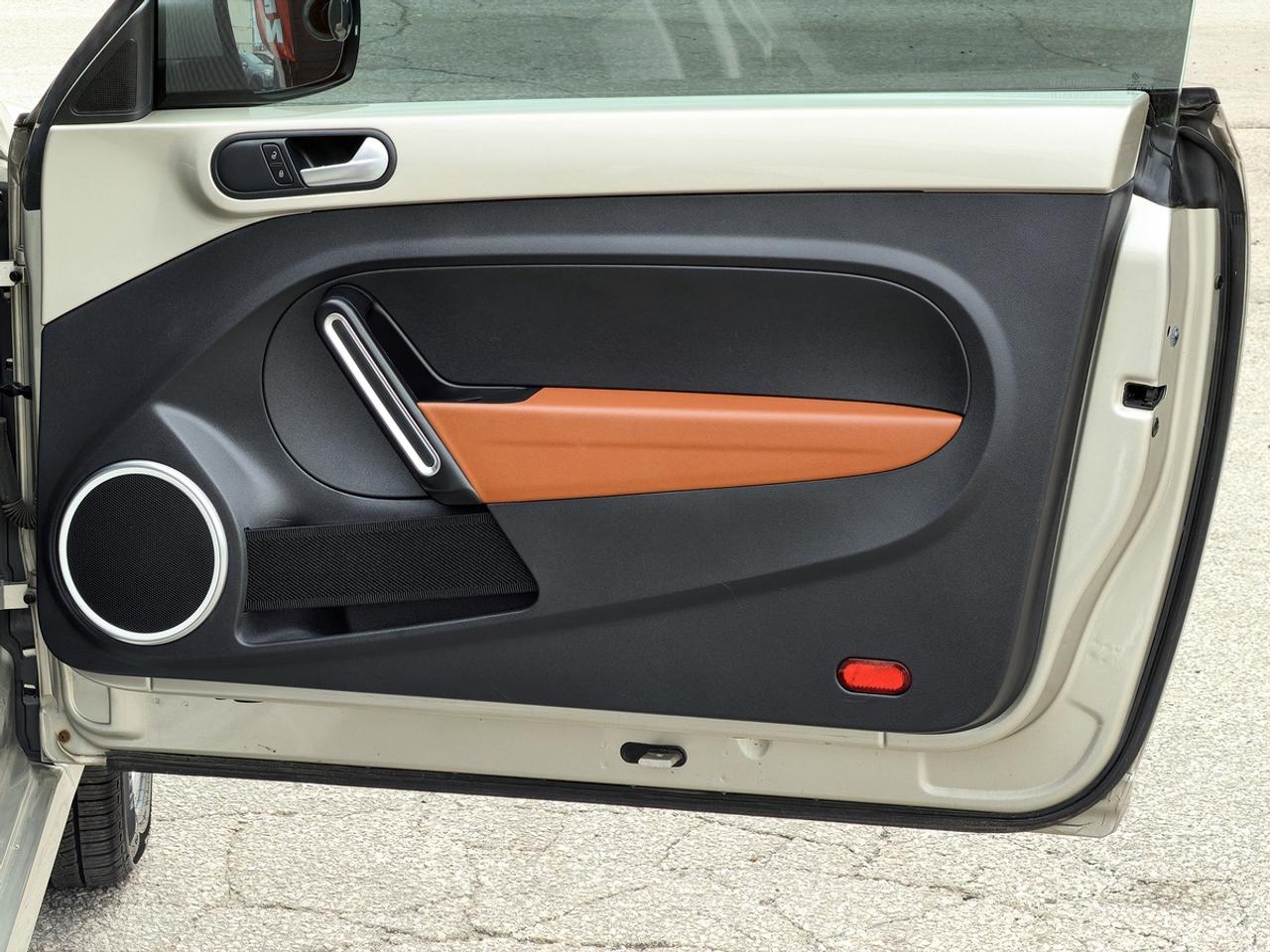 2016 Volkswagen BEETLE CLASSIC 1.8T Photo